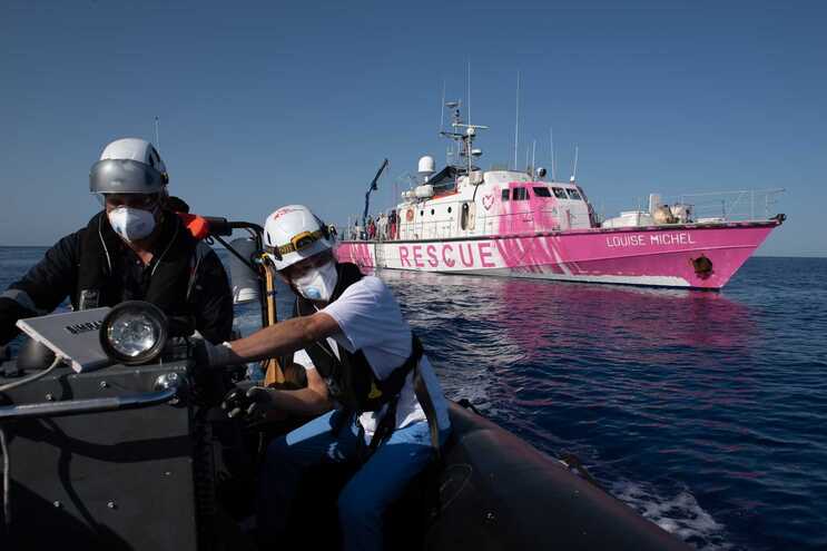 El barco "Louise Michel" recogió el viernes a 130 migrantes a la deriva en un bote neumático