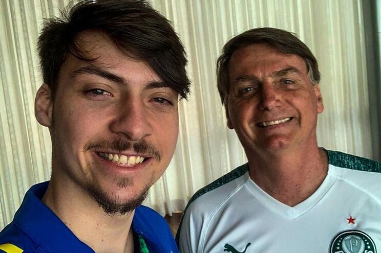 Renan, de 22 años, con su padre, Jair Bolsonaro
