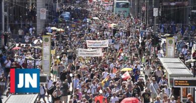 Las protestas contra las restricciones del nuevo coronavirus se unen a miles en Berlín