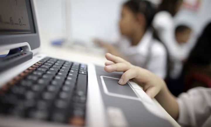 Los colegios empiezan a distribuir ordenadores comprados por el Gobierno