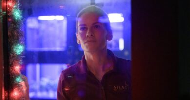 Netflix & # 039; s Away Showrunner habla sobre la exploración del romance y el sexo espacial para la temporada 2 y más allá