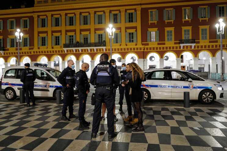 Operación de vigilancia policial francesa en Niza, una de las ciudades francesas más afectadas por la pandemia