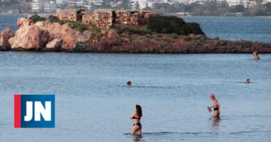 El calor lleva a los griegos a las playas ignorando la obligación de confinamiento