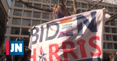 Los partidarios de "Biden Harris" celebran el juramento en las calles de Washington