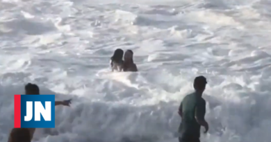 Surfista salva a mujer de las olas de Hawaii