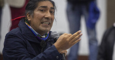Ecuador suspende recuento de votos y protestas de líderes indígenas