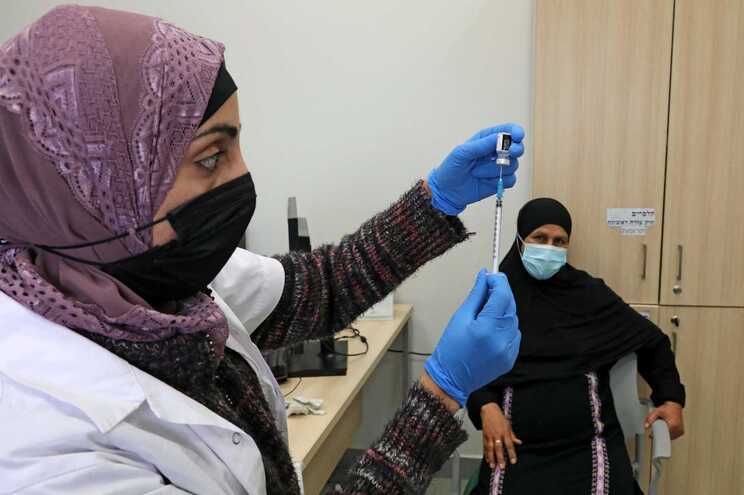 Israel vacuna a palestinos con permiso de trabajo en el país