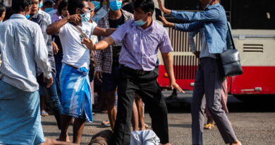 Partidarios militares atacan a manifestantes a favor de la democracia en el nuevo día de protestas en Myanmar