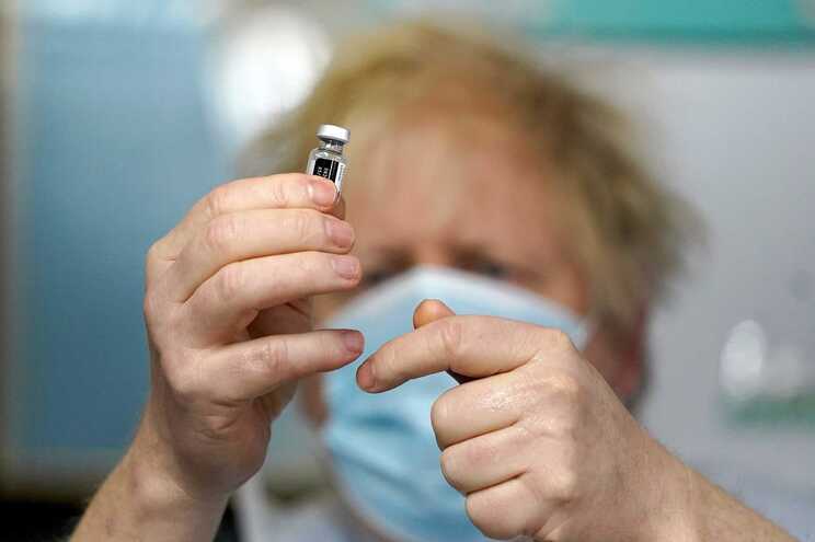 El primer ministro británico sostiene la vacuna Pfizer