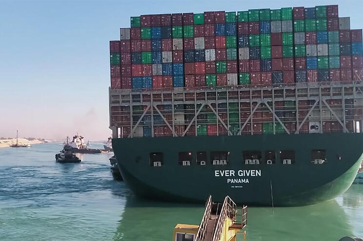 El barco "Ever Given" en el Canal de Suez