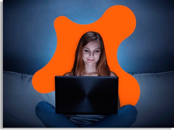 persona que usa la computadora en casa y en la oscuridad, con un arte naranja en forma de icono de avast en el fondo