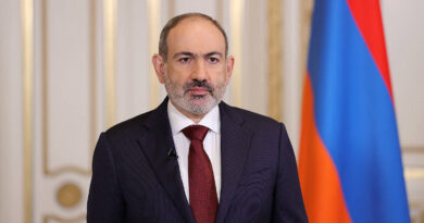 El primer ministro armenio dimite en crisis con el ej茅rcito despu茅s de la guerra contra Azerbaiy谩n