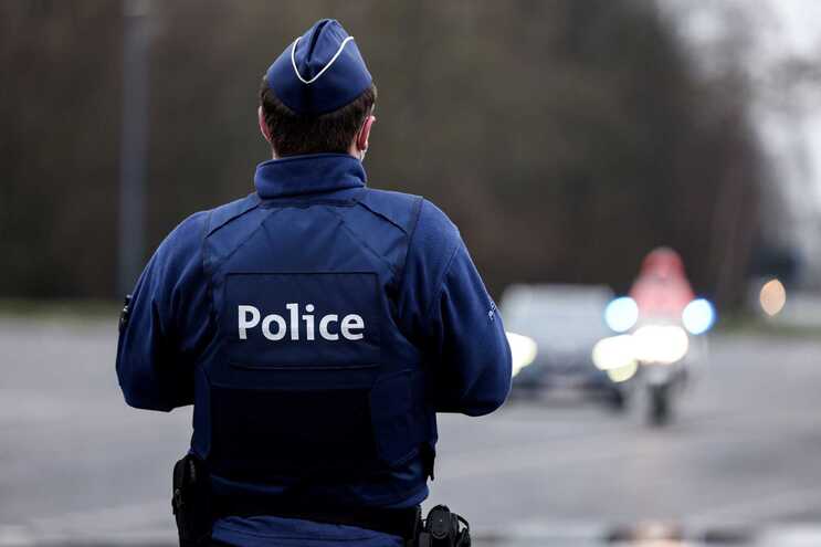 Joven muere mientras escapa de la policía a través de una ventana de fiesta ilegal en un hotel en Bélgica
