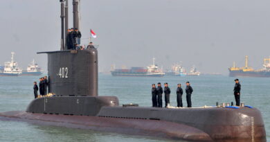 Los militares confirman el hundimiento de un submarino indonesio tras los restos del naufragio