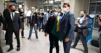 Bolsonaro va al aeropuerto a recibir a exconductor de jugador que recibió indulto en Rusia