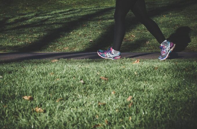 Caminar es una opción práctica, económica y eficaz para combatir el sedentarismo