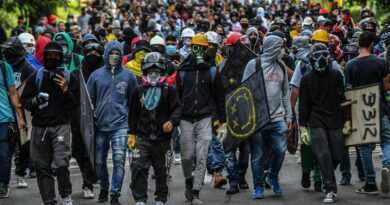 Tras protestas, presidente de Colombia anuncia subsidio al salario de los jóvenes