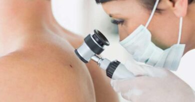 Imagem dermatologista a verificar a pele