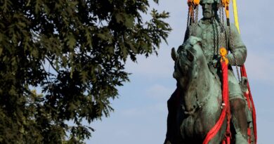 Charlottesville derriba la estatua que provocó una protesta racista hace cuatro años