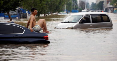 China enfrenta acusaciones de falta de preparación y el número de muertos por lluvias aumenta a 33
