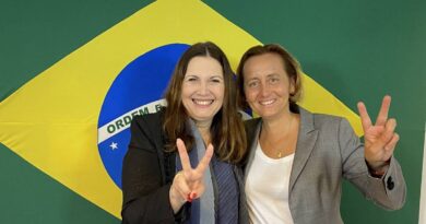 Eduardo Bolsonaro y Bia Kicis son criticados tras reunirse con parlamentario alemán de extrema derecha