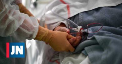 Francia menos de 1.000 pacientes en cuidados intensivos, pero con más casos