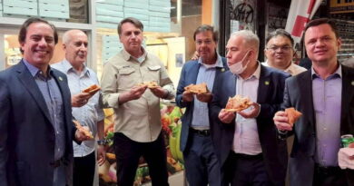 Bolsonaro evita los requisitos de vacunas en los restaurantes comiendo pizza en la calle en Nueva York