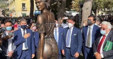Ciudad de Italia recibe críticas por una estatua que resalta las curvas de guerrero campesino