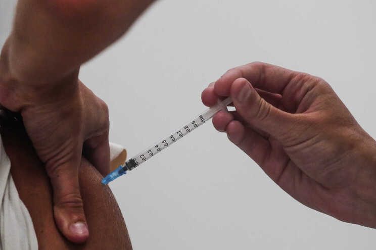 En los EE. UU., Los adolescentes pueden recibir inyecciones de la vacuna Pfizer a partir de los 12 años.