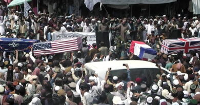 Los talibanes celebran la salida de EE. UU. Y llevan ataúdes con banderas de países occidentales