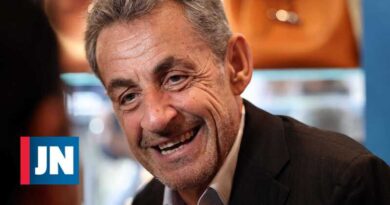 Sarkozy dice que "la gente no se deja engañar" después de ser condenado