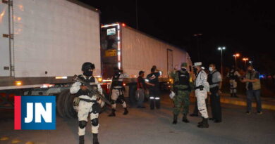 Autoridades mexicanas descubren 642 migrantes en remolques cerca de la frontera