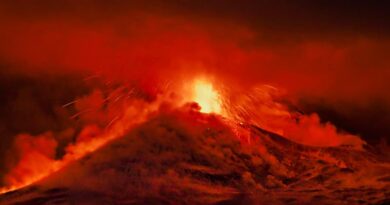 Vulcão italiano Etna volta a entrar em erupção e provoca chuva de cinzas