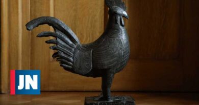 La Universidad de Cambridge regresa a Nigeria un gallo de bronce robado en el siglo XIX