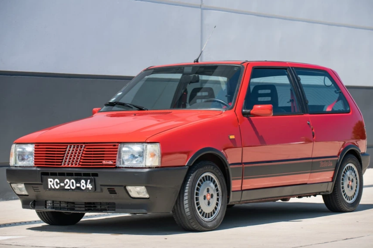 Fiat Uno Turbo ie con matrícula portuguesa vendido por 14.500 euros