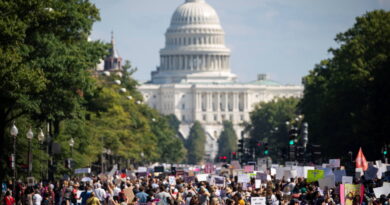 Miles de personas salen a las calles de EE. UU. En marchas para defender el derecho al aborto
