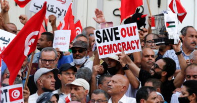 Túnez, cuna de levantamientos por la democracia, ve en peligro los avances de la Primavera Árabe