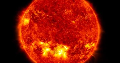 Imagem do Sol com uma explos茫o de plasma em dire莽茫o 脿 Terra