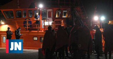 Más de 100 inmigrantes rescatados en barco en aguas de Canarias