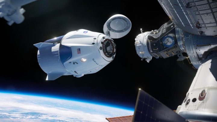 Imagen de Crew Dragon cuando se encuentra con la Estaci贸n Espacial Internacional