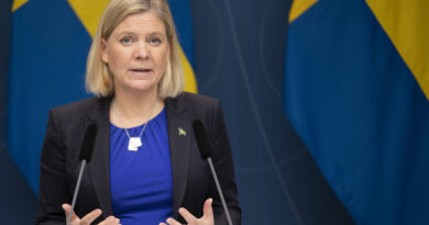 Suecia elige a la primera mujer como primera ministra, que ya asume el cargo con una crisis presupuestaria