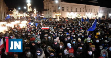 Miles de polacos se manifiestan contra la nueva ley de medios