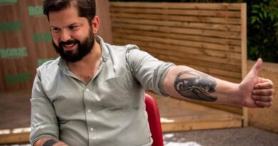 Boric honró a la patria en los tatuajes;  ver dibujos del presidente electo de Chile