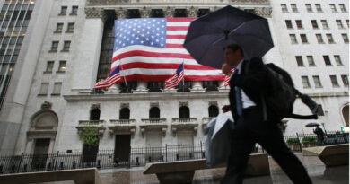 Wall Street cierra en lo alto con los ojos puestos en Ómicron