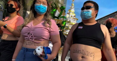Jóvenes en Tailandia visten crop top para burlarse de la monarquía, que se enfada