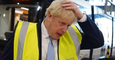 Boris Johnson ve a sus asistentes estampida en medio de una crisis de imagen del partido