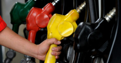 EE.UU. considera suspender los impuestos a los combustibles para combatir la inflación