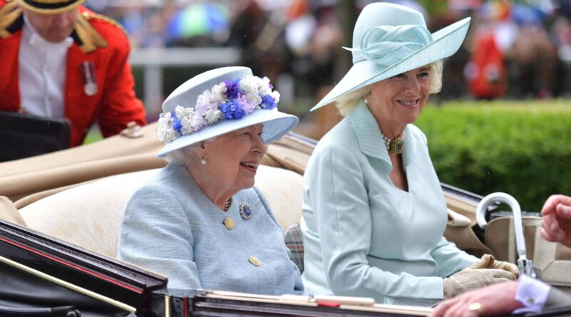 Isabel II dice que quiere que Camilla, la esposa de Carlos, sea coronada reina consorte