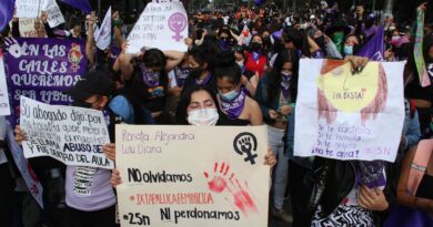 México prohíbe besos y abrazos en la administración pública para frenar el acoso