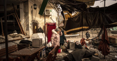 Amigos se unen para retirar escombros de ciudad atacada en Ucrania